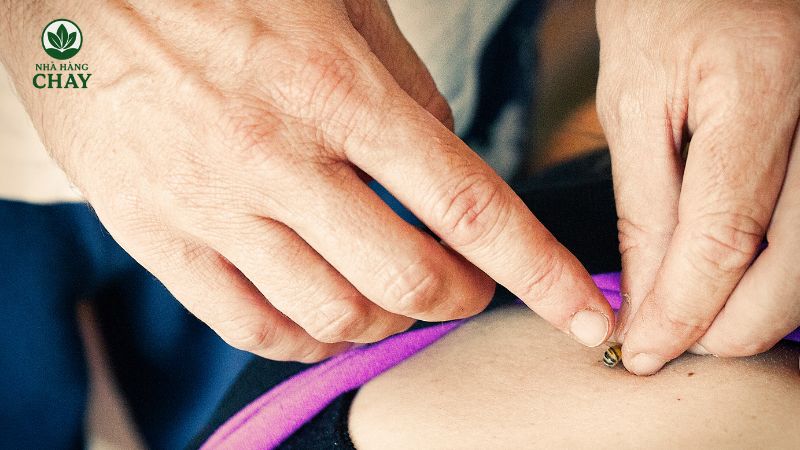 giai-ma-y-nghia-giac-mo-thay-ong-dot-theo-ngu-canh