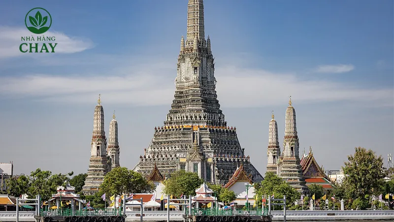 Wat Arun: Vẻ đẹp kiến trúc độc bản và vị trí biểu tượng bên sông Chao Phraya